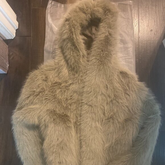 Fashion Nova Women’s Faux Fur Cropped Coat – Size Large New - Picture 7 of 12